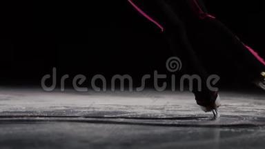 特写，双腿在冰鞋上表演跳跃和降落。 碎片散落在不同的情景中。